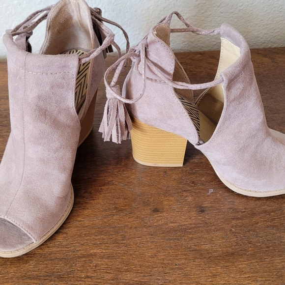 Taupe peep toe heel by Maurices size 5 - Picture 4 of 9